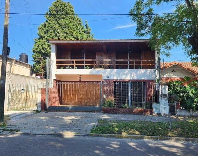 Casa · 260ha · 3 Ambientes · 2 Cocheras