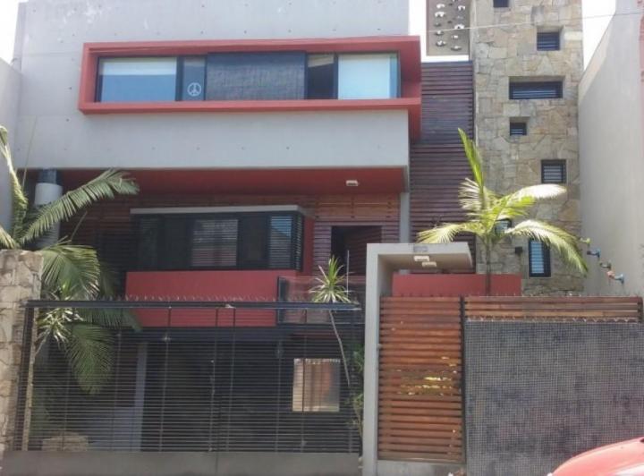 Casa · 300m² · 5 Ambientes · 4 Cocheras