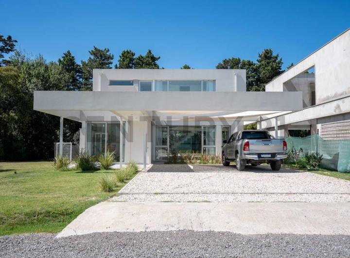 Casa · 216m² · 5 Ambientes · 2 Cocheras