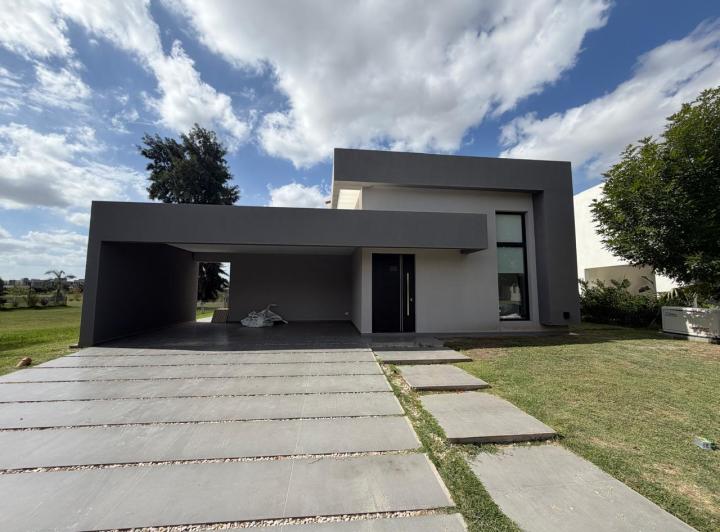 Casa · 261m² · 4 Ambientes · 6 Cocheras