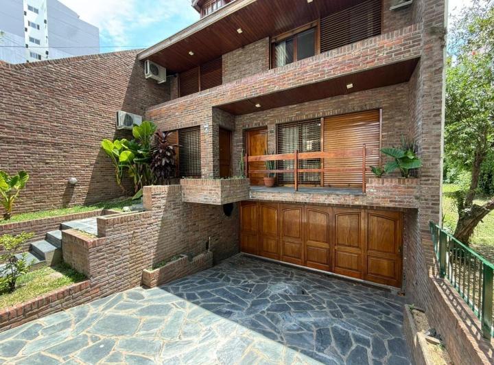 Casa · 230m² · 4 Ambientes · 4 Cocheras