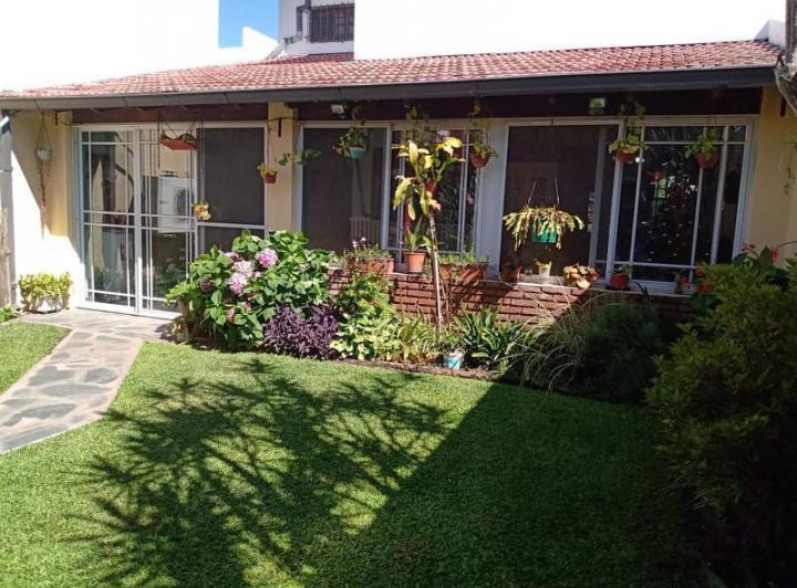 Casa · 173m² · 8 Ambientes · 1 Cochera