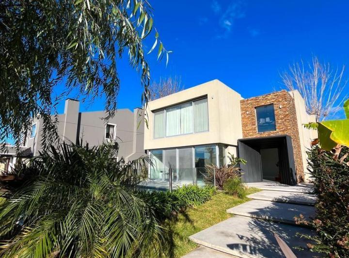 Casa · 200m² · 4 Ambientes · 1 Cochera