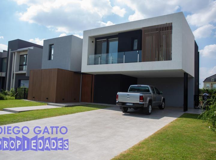 Casa · 285m² · 6 Ambientes · 4 Cocheras