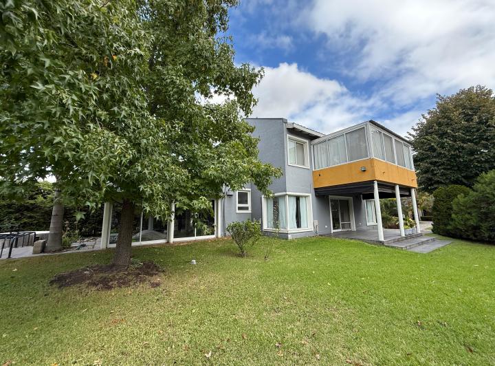 Casa · 210m² · 5 Ambientes · 1 Cochera