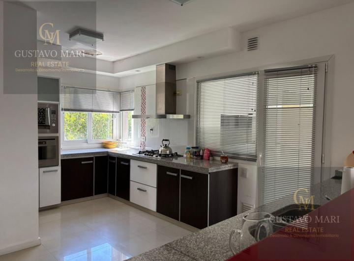 Casa · 1250m² · 4 Ambientes · 2 Cocheras