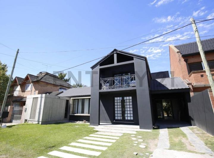 Casa · 265m² · 4 Ambientes · 2 Cocheras