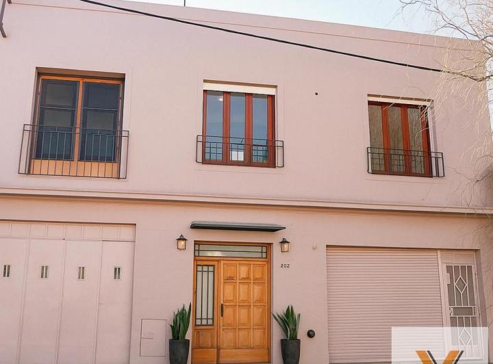 Casa · 216m² · 6 Ambientes · 2 Cocheras