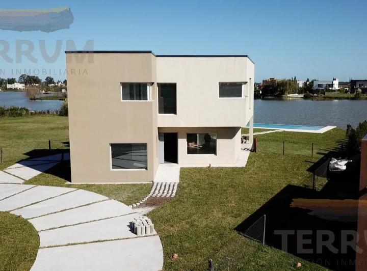 Casa · 250m² · 5 Ambientes · 3 Cocheras