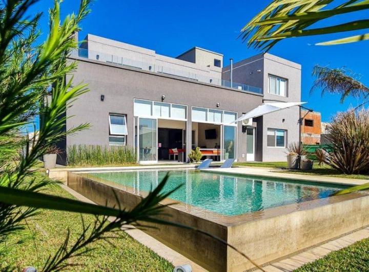 Casa · 240m² · 4 Ambientes