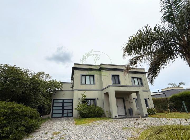 Casa · 250m² · 8 Ambientes · 1 Cochera