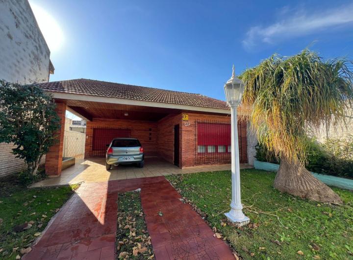 Casa · 95m² · 2 Ambientes · 3 Cocheras