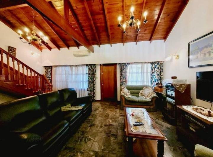 Casa · 320m² · 4 Ambientes · 1 Cochera