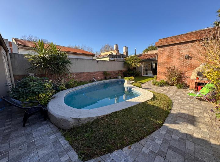 Casa · 210m² · 4 Ambientes · 1 Cochera