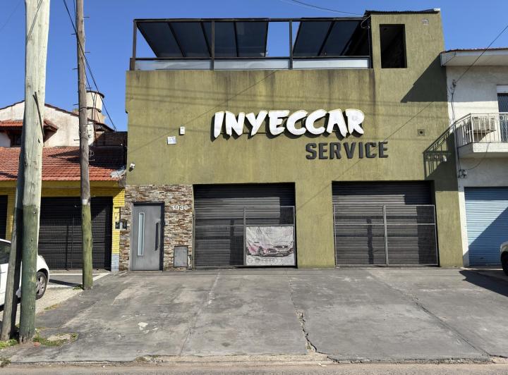 Casa · 400m² · 4 Ambientes · 8 Cocheras