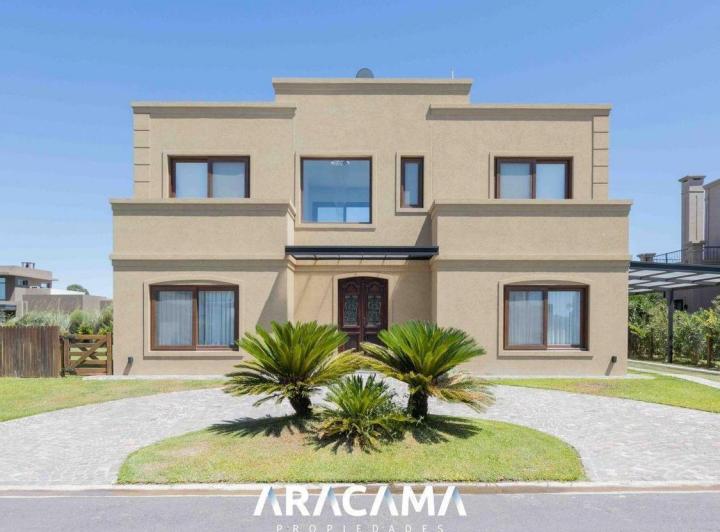 Casa · 225m² · 5 Ambientes · 2 Cocheras