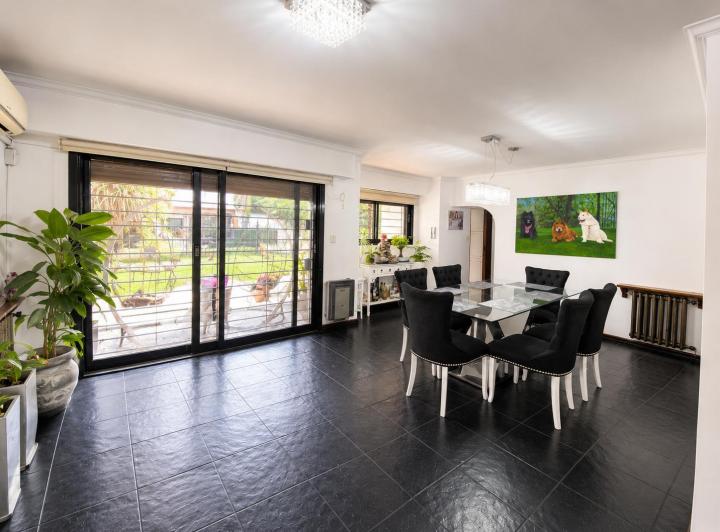 Casa · 200m² · 4 Ambientes · 1 Cochera