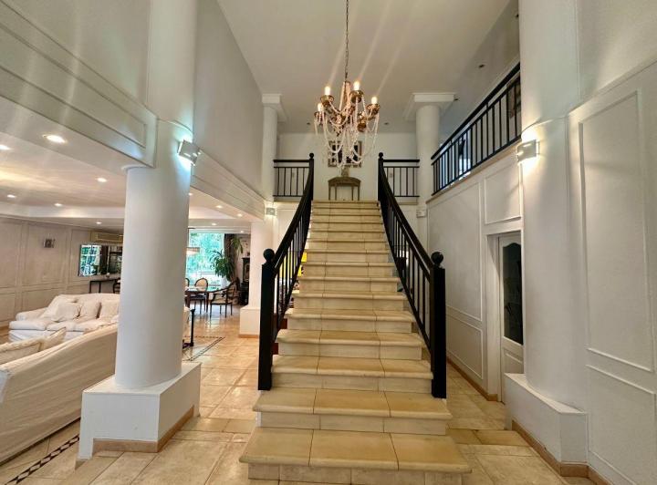Casa · 329m² · 5 Ambientes · 1 Cochera