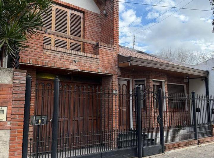 Casa · 130m² · 4 Ambientes · 1 Cochera