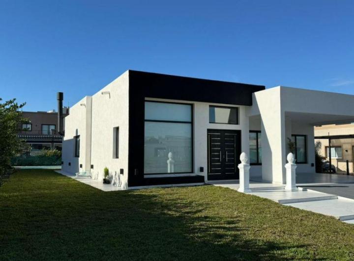 Casa · 200m² · 4 Ambientes · 4 Cocheras