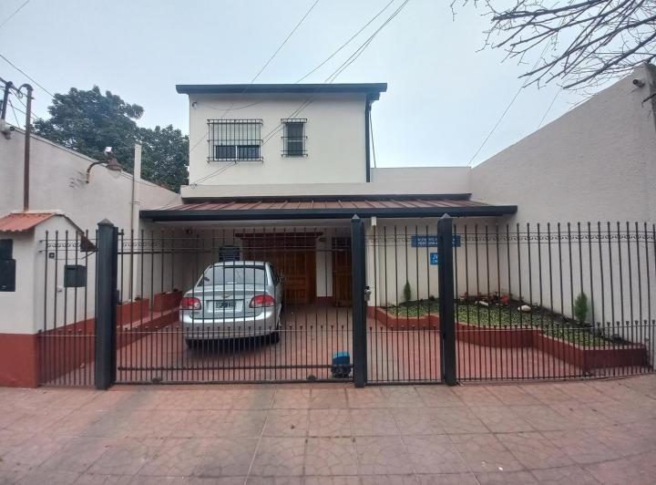 Casa · 235m² · 3 Ambientes · 2 Cocheras