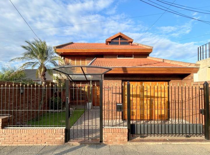 Casa · 170m² · 4 Ambientes · 1 Cochera