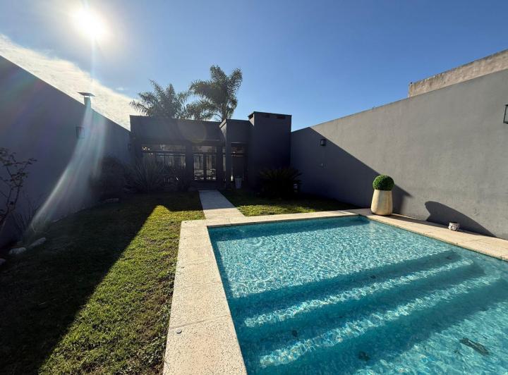 Casa · 200m² · 7 Ambientes · 2 Cocheras