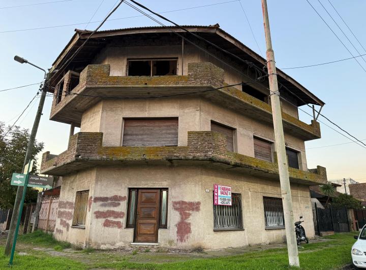 Casa · 350m² · 4 Ambientes · 2 Cocheras