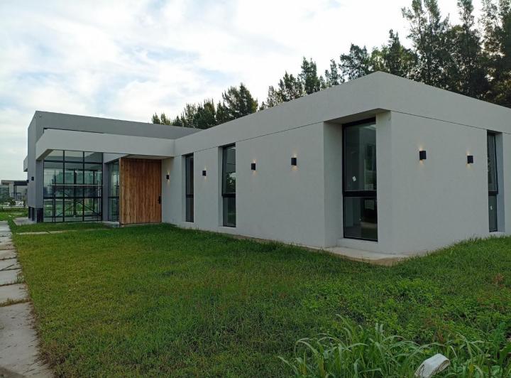 Casa · 220m² · 4 Ambientes · 2 Cocheras