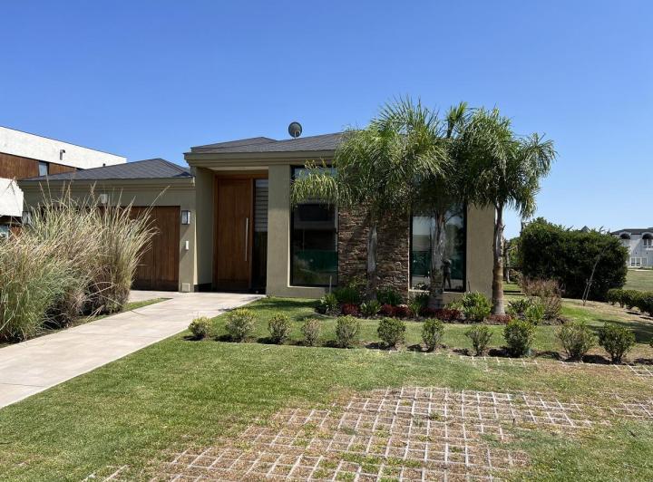 Casa · 345m² · 6 Ambientes · 4 Cocheras