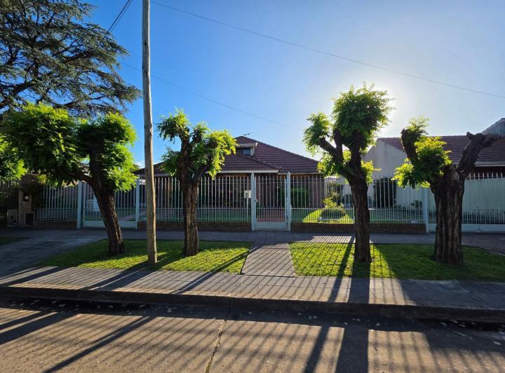 Casa · 220m² · 5 Ambientes · 2 Cocheras