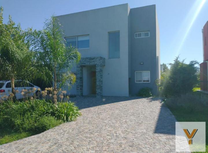 Casa · 170m² · 5 Ambientes · 6 Cocheras