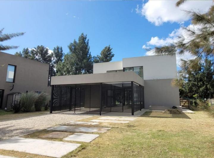 Casa · 180m² · 4 Ambientes · 2 Cocheras