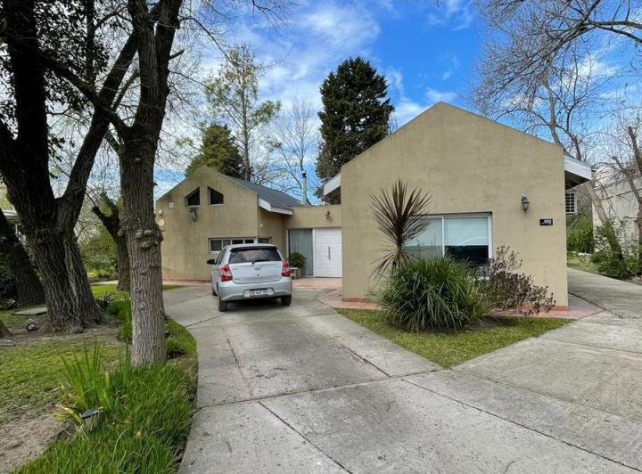 Casa · 1300m² · 3 Ambientes