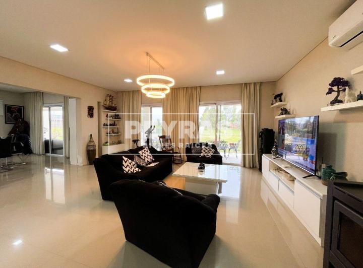 Casa · 330m² · 5 Ambientes · 4 Cocheras