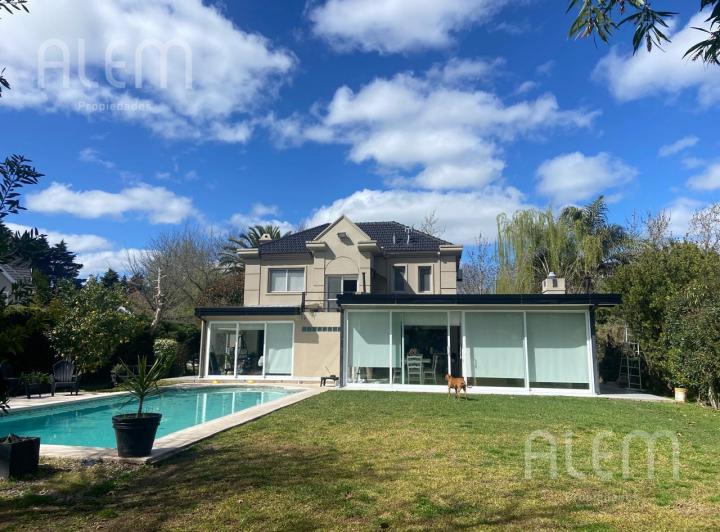 Casa · 800m² · 5 Ambientes · 1 Cochera