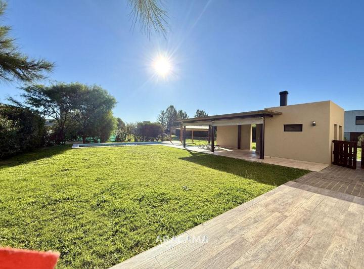 Casa · 200m² · 4 Ambientes · 3 Cocheras