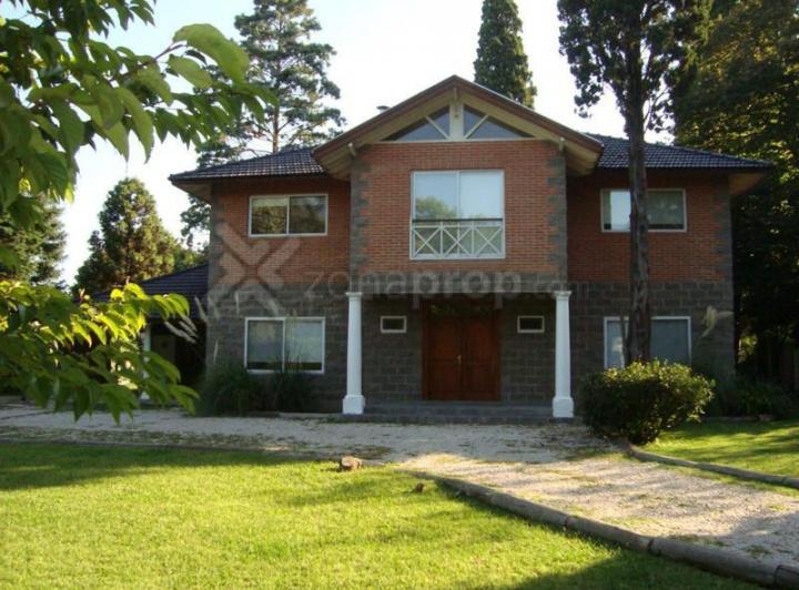 Casa · 400m² · 1 Ambiente · 3 Cocheras