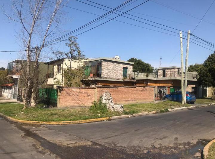 Casa · 200m² · 3 Ambientes · 2 Cocheras
