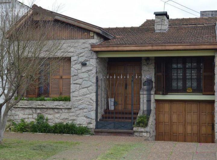 Casa · 210m² · 4 Ambientes · 2 Cocheras