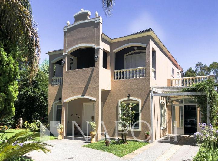 Casa · 300m² · 4 Ambientes · 2 Cocheras