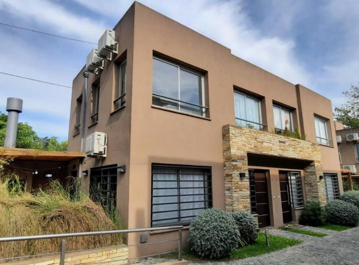 Casa · 80m² · 3 Ambientes · 1 Cochera