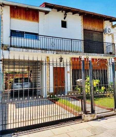 Casa · 251m² · 4 Ambientes · 2 Cocheras