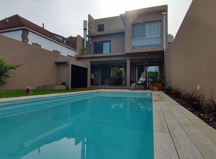 Casa · 220m² · 4 Ambientes · 1 Cochera