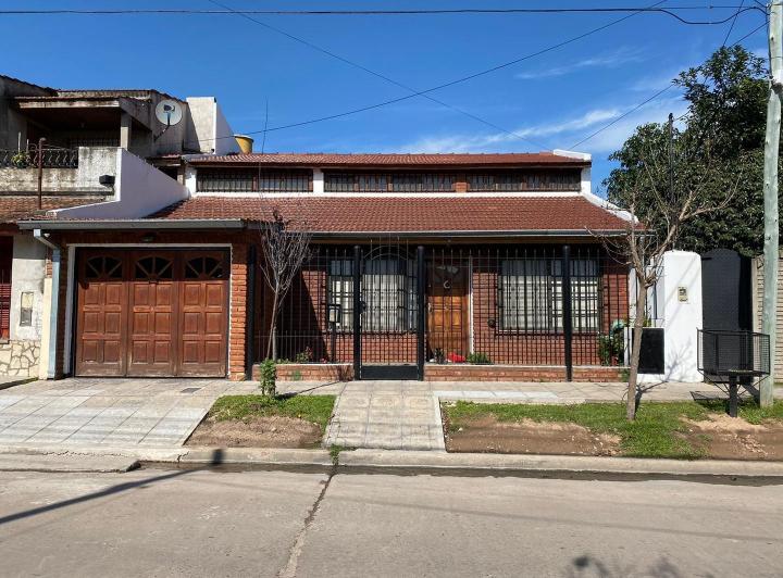 Casa · 1m² · 4 Ambientes · 1 Cochera
