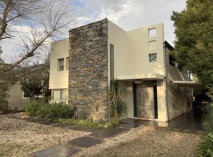 Casa · 180m² · 5 Ambientes