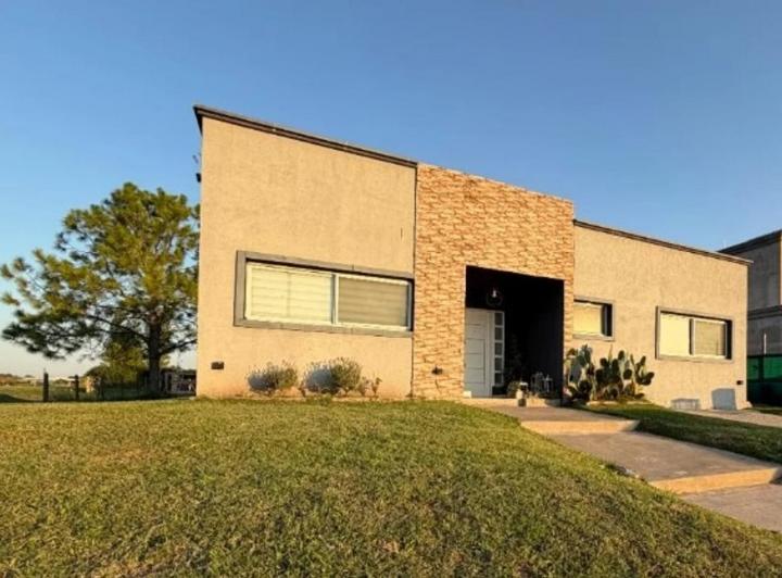 Casa · 140m² · 4 Ambientes · 1 Cochera