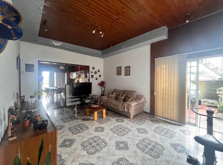 Casa · 328m² · 15 Ambientes · 2 Cocheras