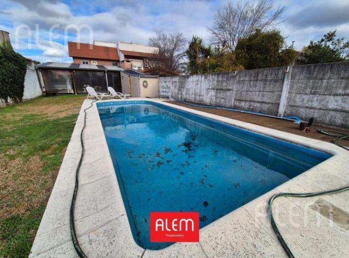 Casa · 150m² · 4 Ambientes · 6 Cocheras