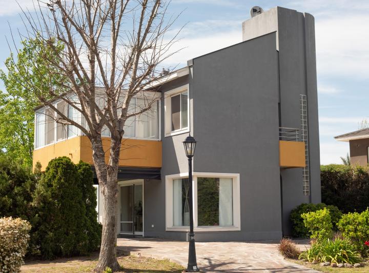 Casa · 210m² · 5 Ambientes · 1 Cochera